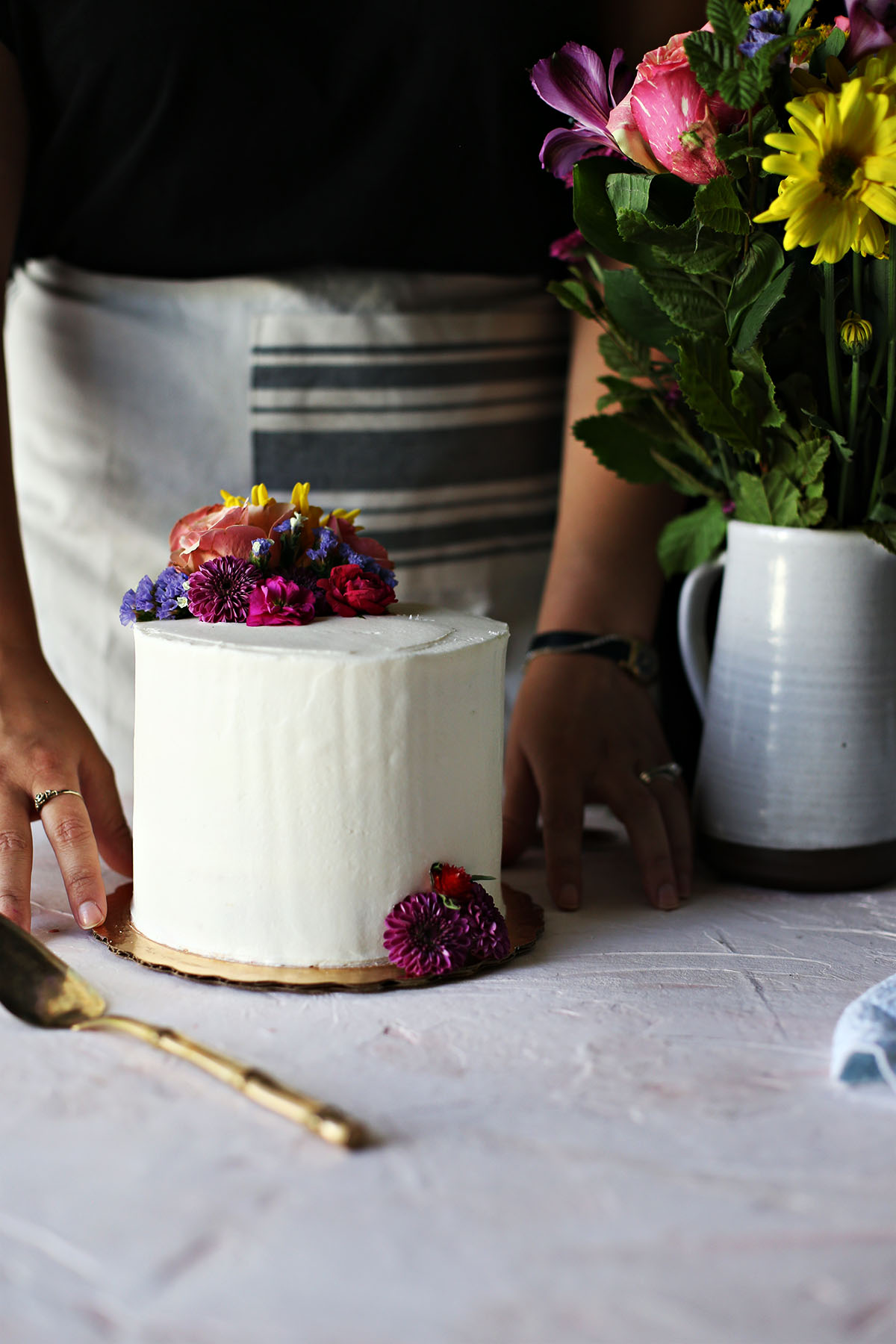 How to Use Fresh Flowers in Cake Decorating